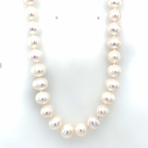 Knotted string of pearls with 9ct catch