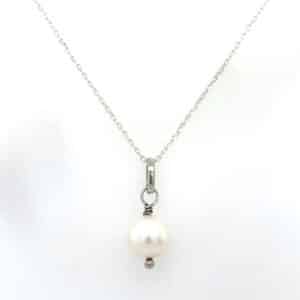 Silver pearl necklace